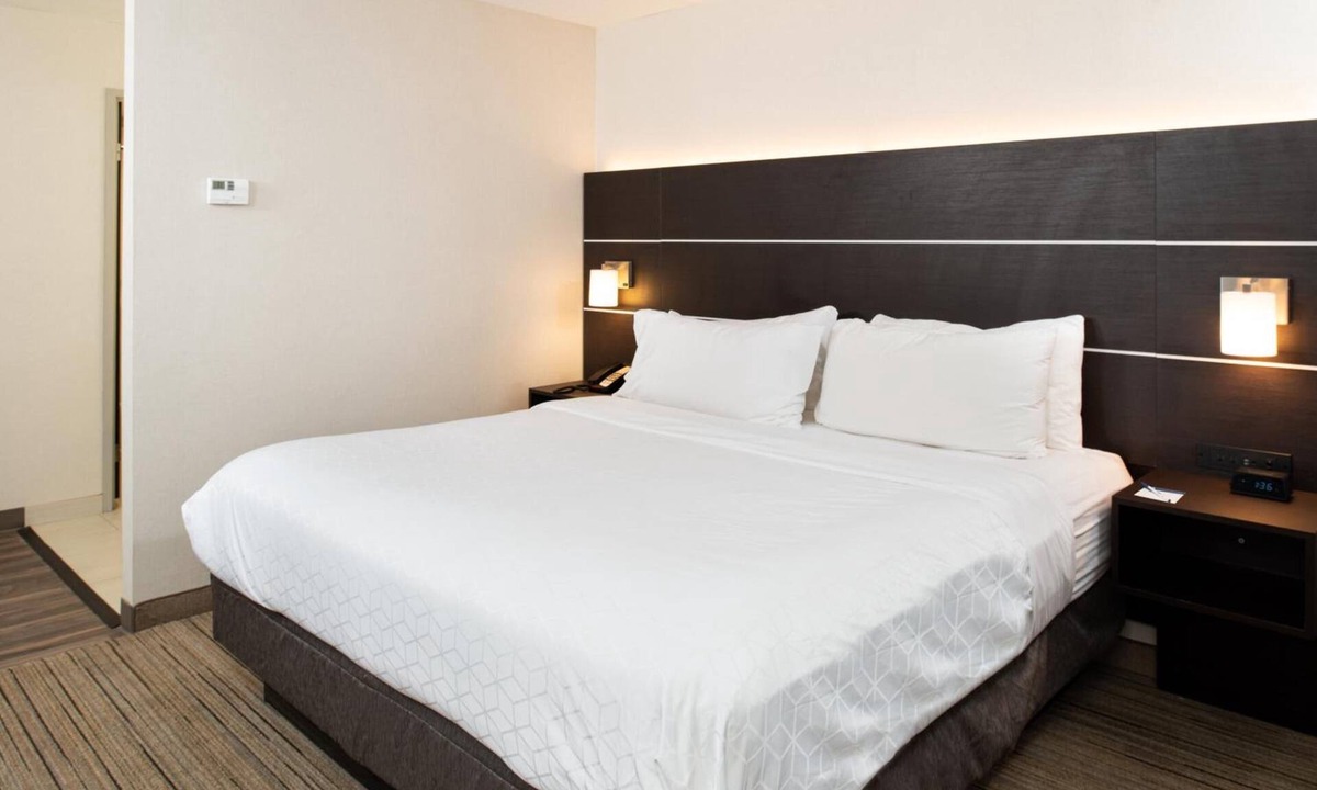 Dent Hotel | Comfortable Room Ideal for Families with Free Breakfast Near Cincinnati Zoo