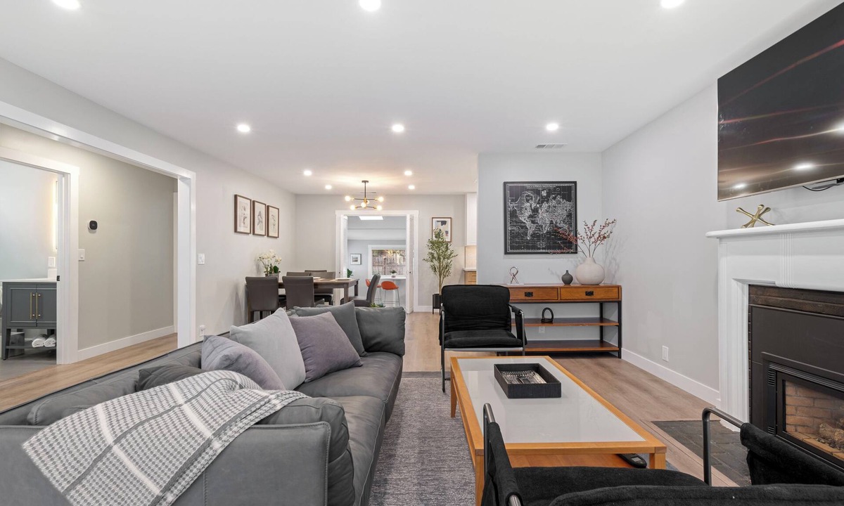 Redwood City House | Contemporary 2-bedroom house with large backyard in tranquil Redwood City