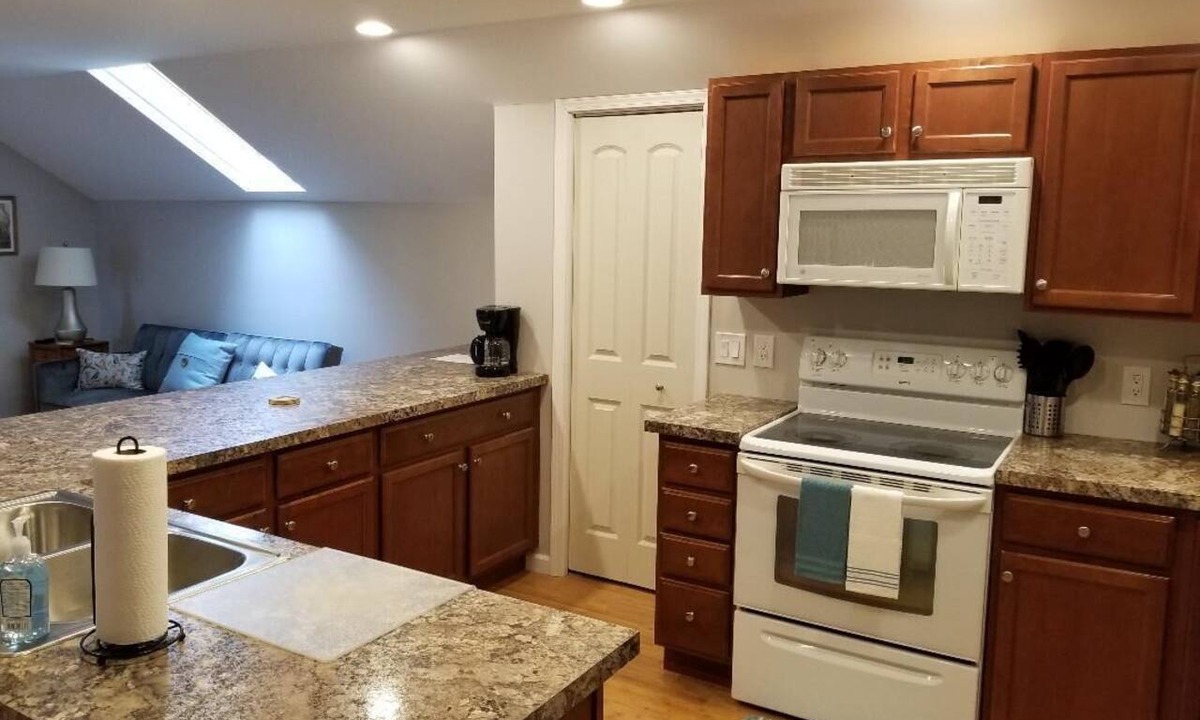 Sunbury Apartment | Convenient to the center of town! Beautifully decorated, quiet apartment.