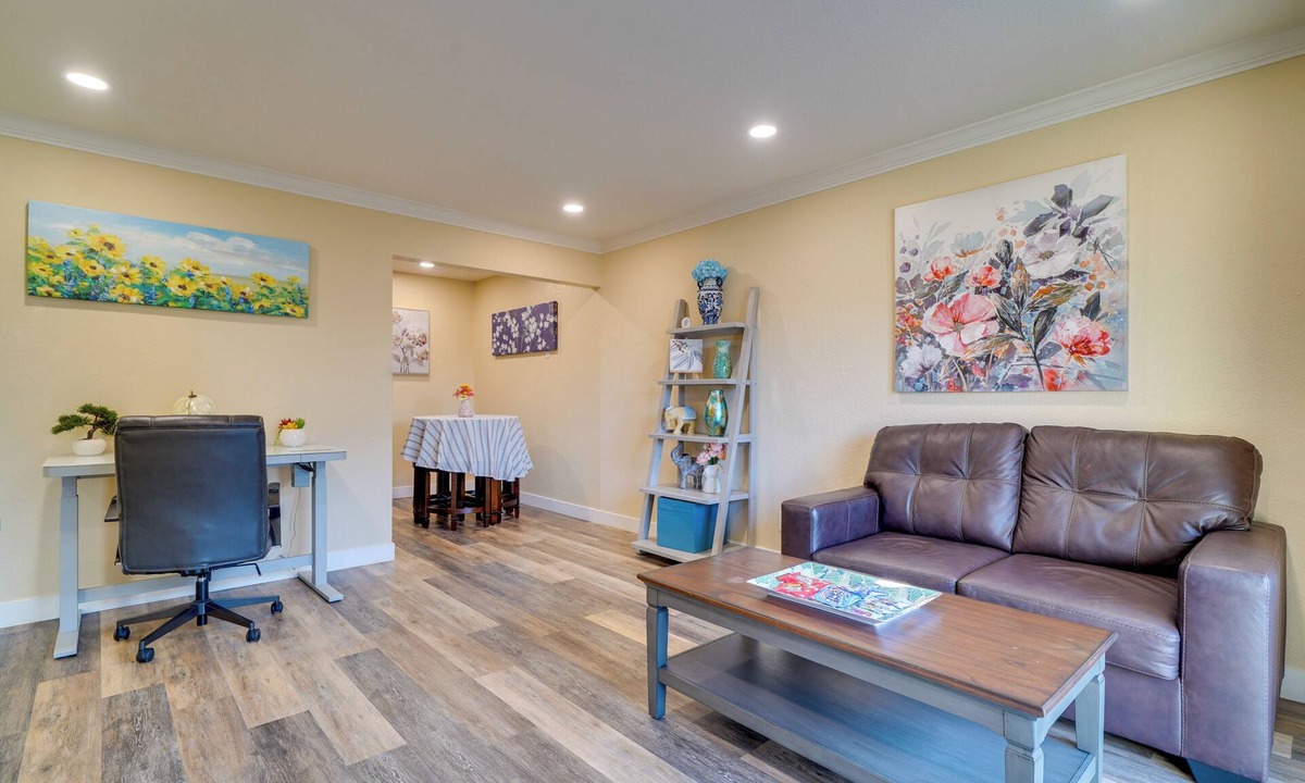 Pleasanton Condo | Couple's Retreat 2 Mi to Dtwn Pleasanton!