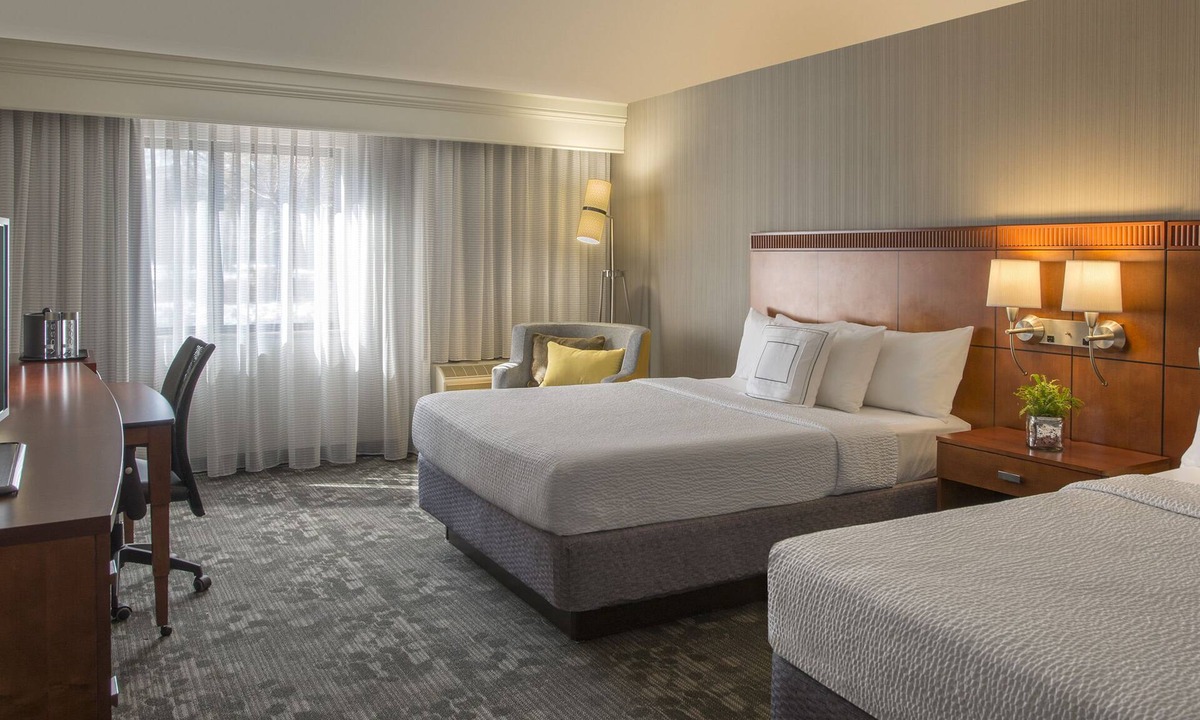 East Paris Hotel | Courtyard by Marriott Grand Rapids Airport