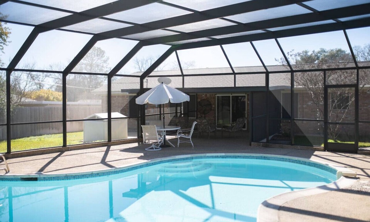 Redmond Terrace House | Covered Pool 1 Mi Walk to Kyle Field