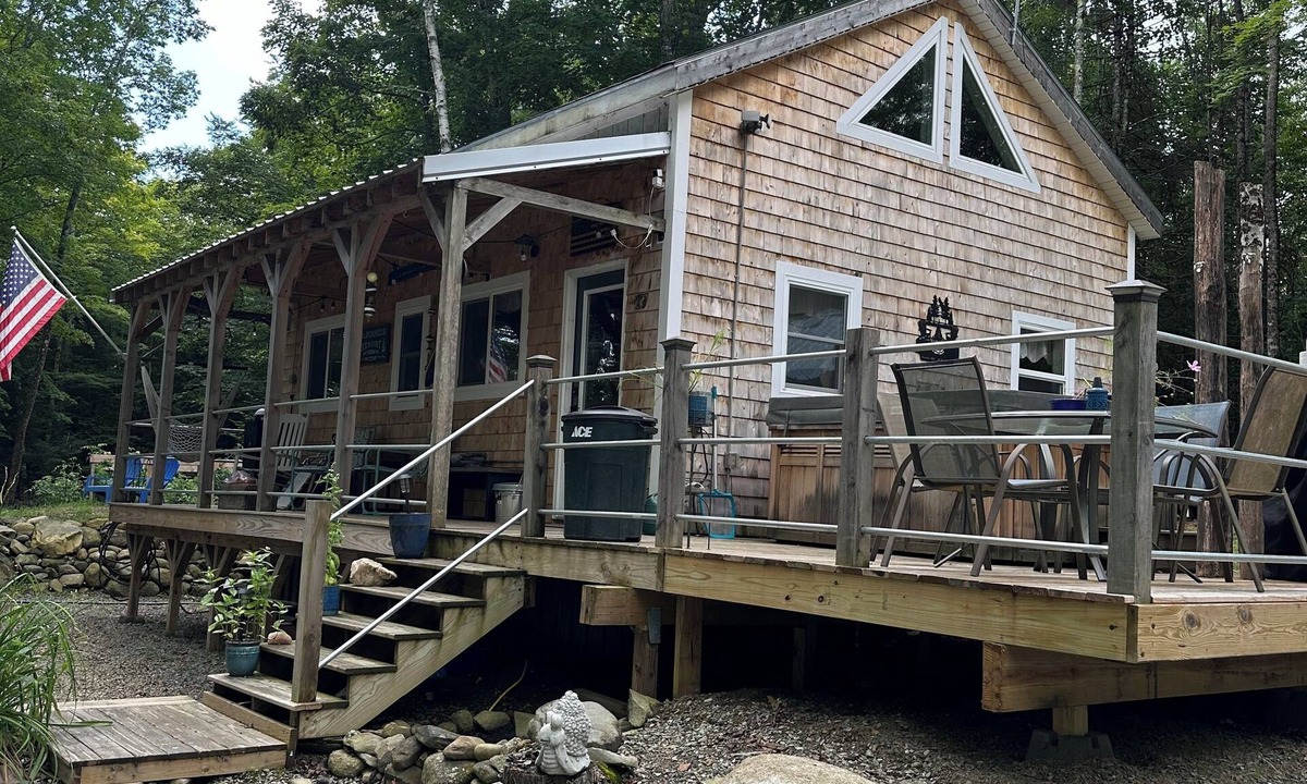 Newport Cabin | Cozy 1-bedroom cabin with AC/fireplace/hottub/infrared sauna in charming Newport
