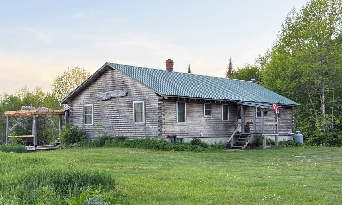 Island Falls Cabin | Cozy 3-bedroom rustic lodge in Island Falls perfect for your getaway
