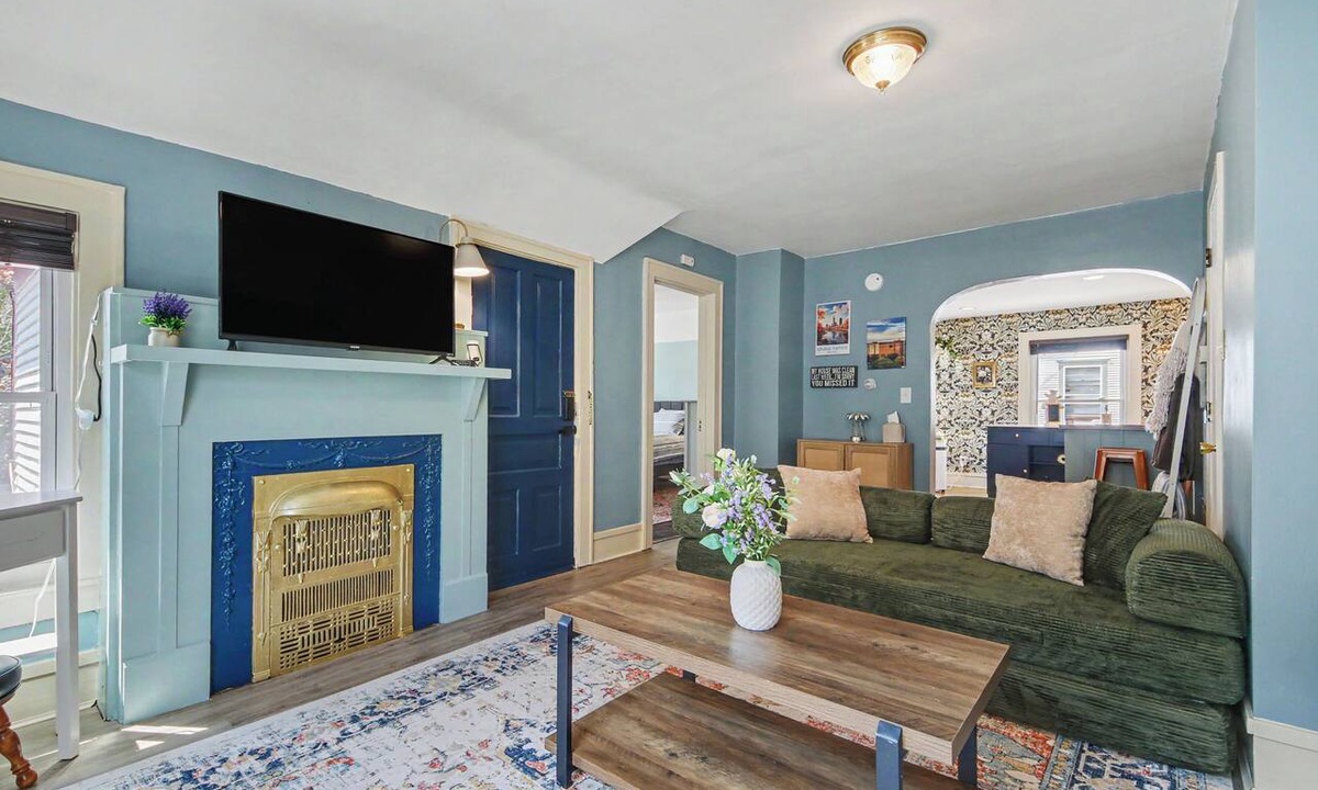 Easttown Apartment | Cozy and charming 2-bedroom Apartment in Grand Rapids with AC