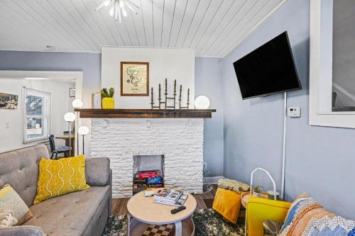 West Columbus House | Cozy Campbell Bungalow