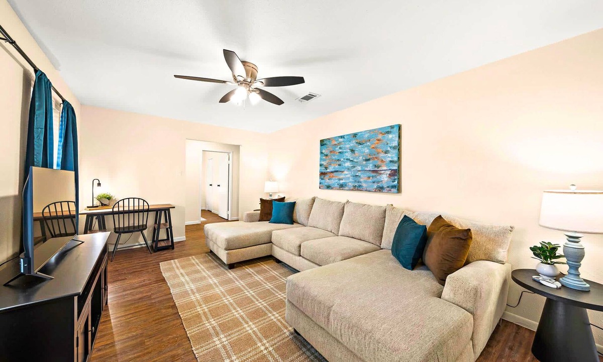 El Lago House | Cozy Coastal Stay: Near Kemah + NASA | BBQ | Beach