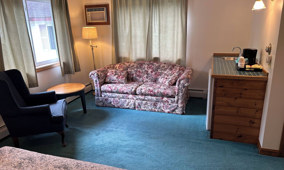 Somerset County Hotel | Cozy Hotel Room with 2 queen beds Jacuzzi Tub in The Forks on The Kennebec River