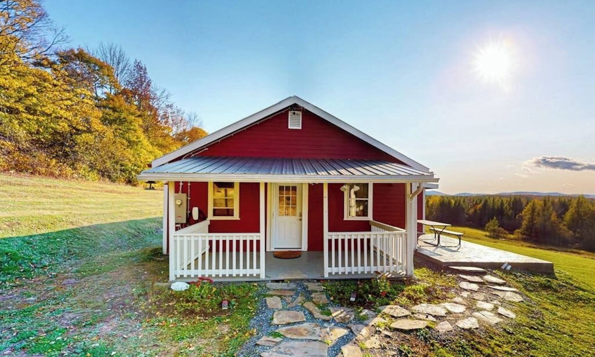 Glover House | Cozy house w/mountain views, large yard, firepit, wifi, jetted tub, TV, EV
