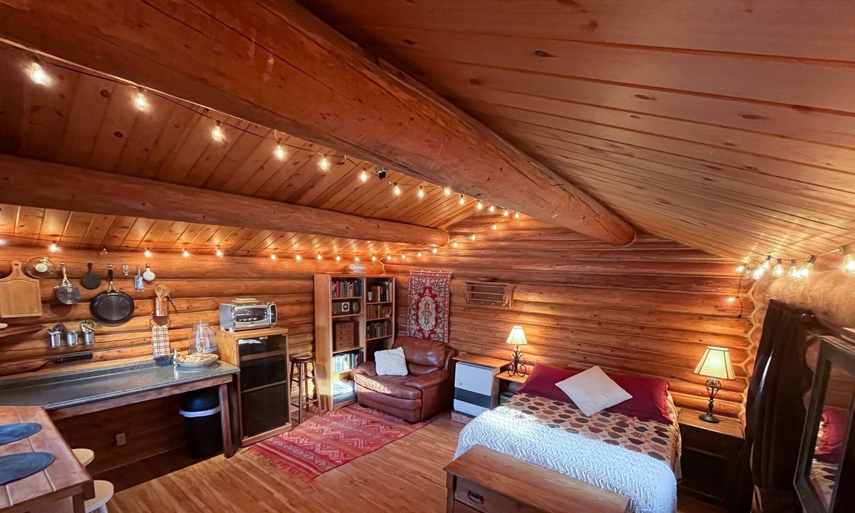 Fairbanks Cabin | Cozy Log Cabin on Historic Dog Sledding Property