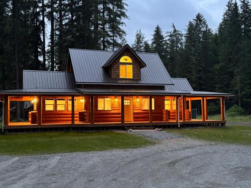 Gustavus House | Cozy log home