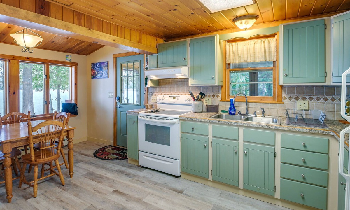 Saint Agatha Cottage | Cozy Maine Cottage on Long Lake w/ Screened Porch