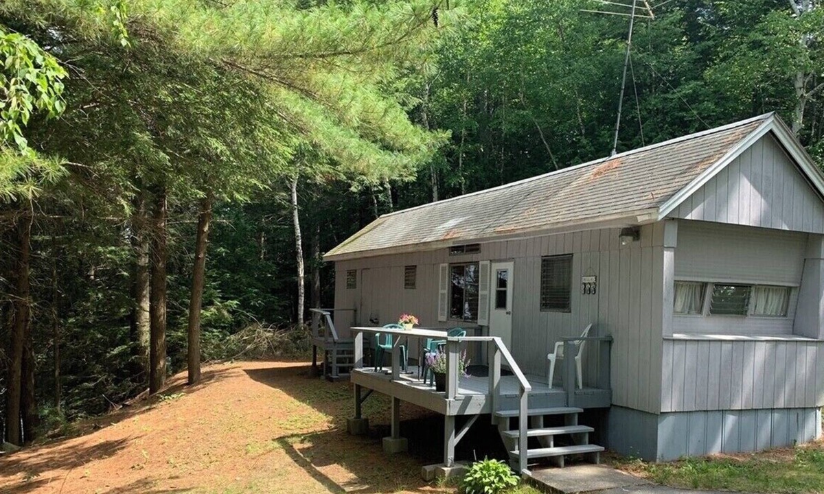 Sidney House | Cozy Messalonskee Lake Cabin – Dock, Kayaks & Family‑Friendly, Sleeps 5