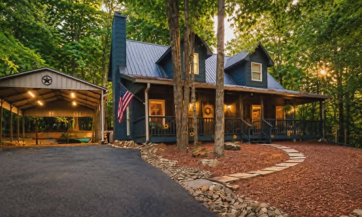 Ellijay Cabin | Cozy Mtn Cabin-Hot Tub-Fireplace-Firepit- Dog Friendly-Deer Visits-Hiking Trails