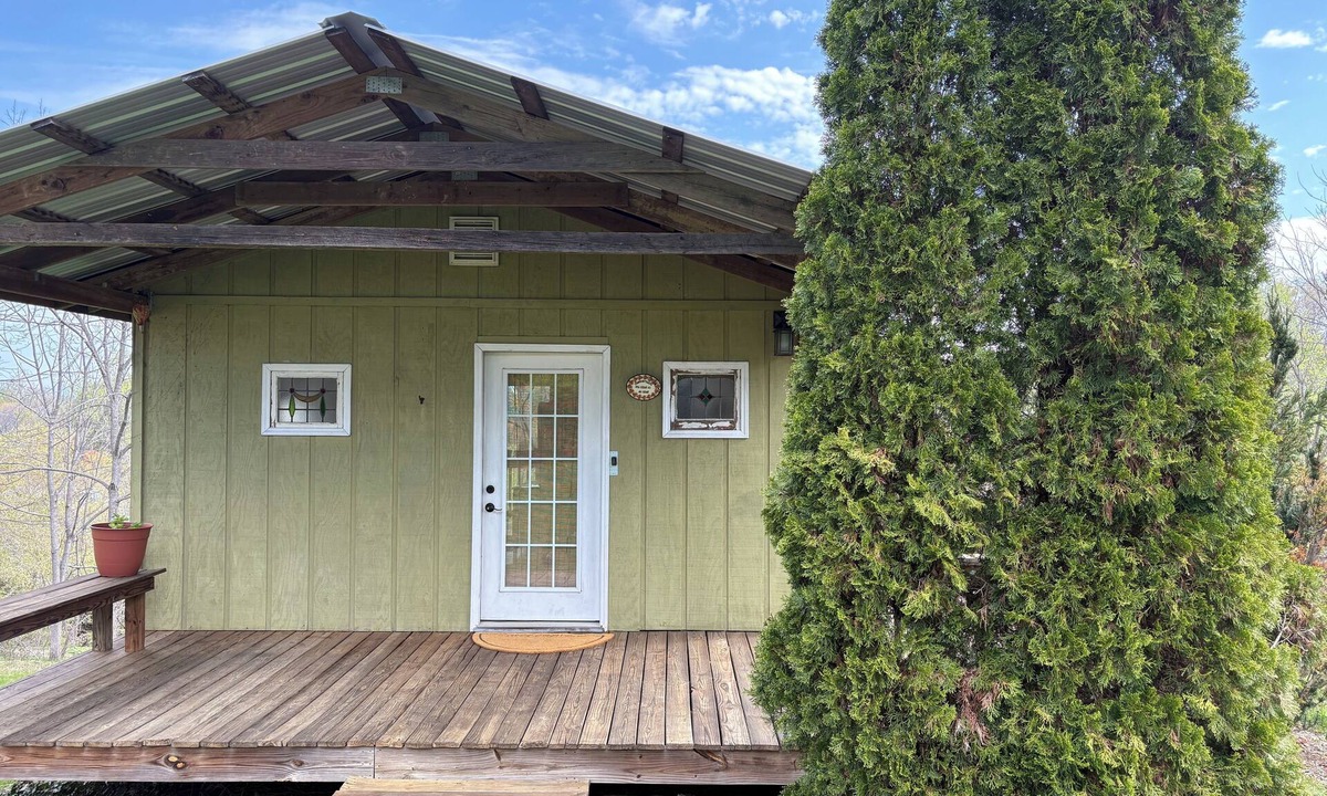 Asheville Cottage | Cozy Private cottage in Asheville with WiFi, AC- minutes to fun!