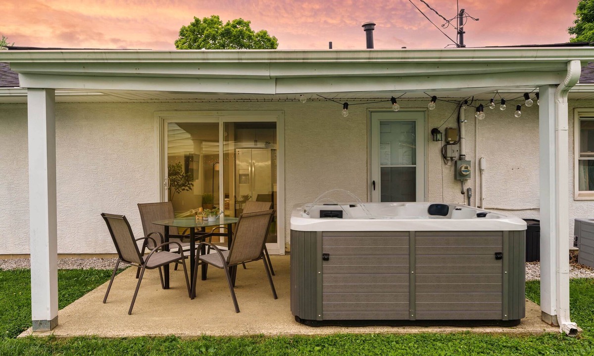 Gahanna House | Cozy Ranch King Bed & Pet Friendly - Fenced Yard