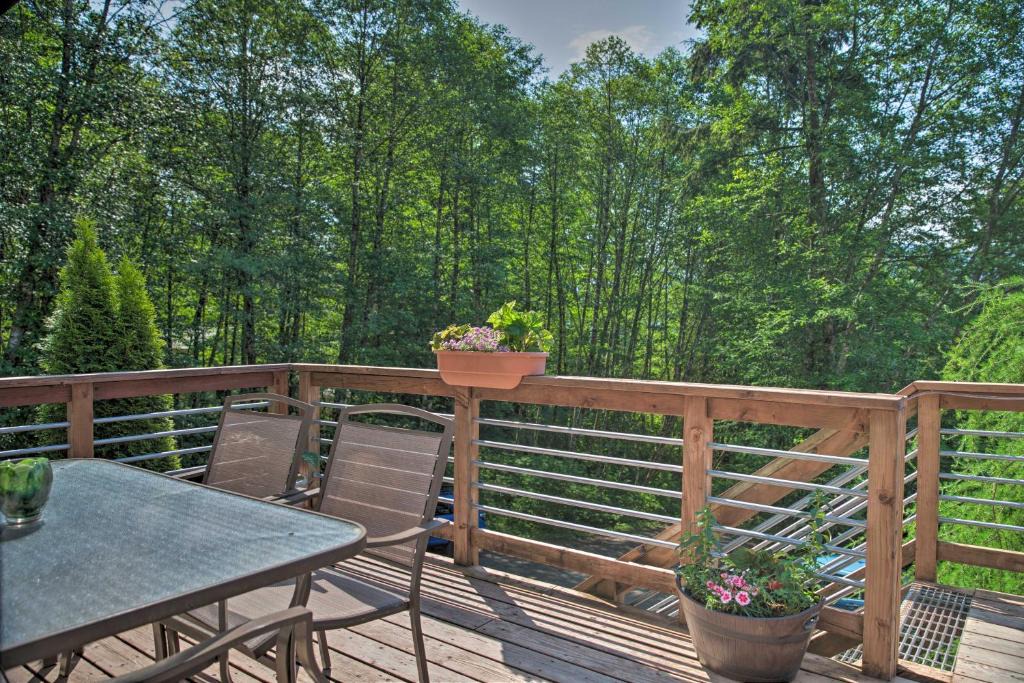 Mendenhall Valley Apartment | Cozy Retreat with Fire Pit - Near Mendenhall Glacier