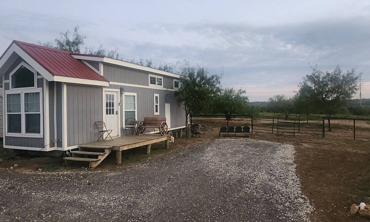 Midlothian Cabin | Cozy Tiny house 1-bedroom, 2-loft cabin in with full bath and kitchen on a farm!