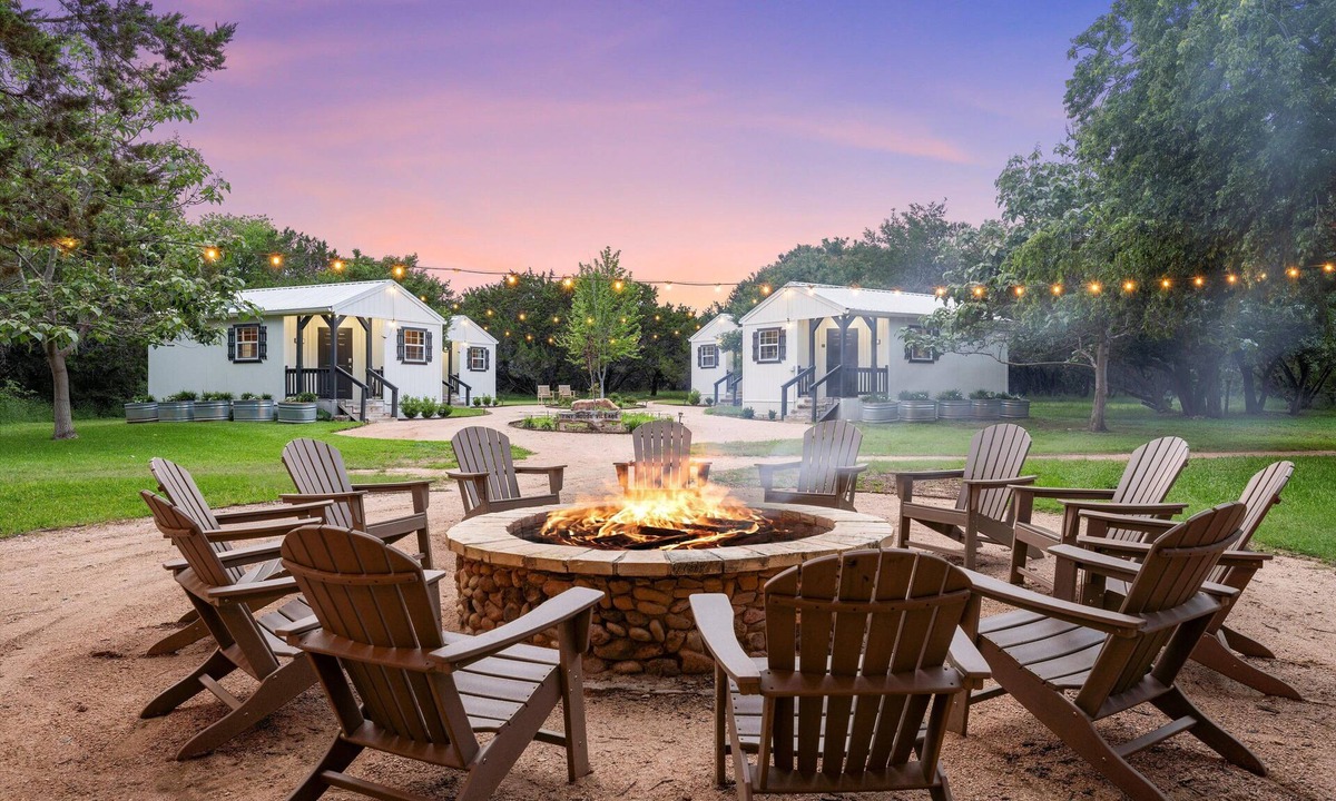 Crawford Cabin | Cozy Tiny House #1 Retreat Less Than 20 minutes from Waco Attractions!