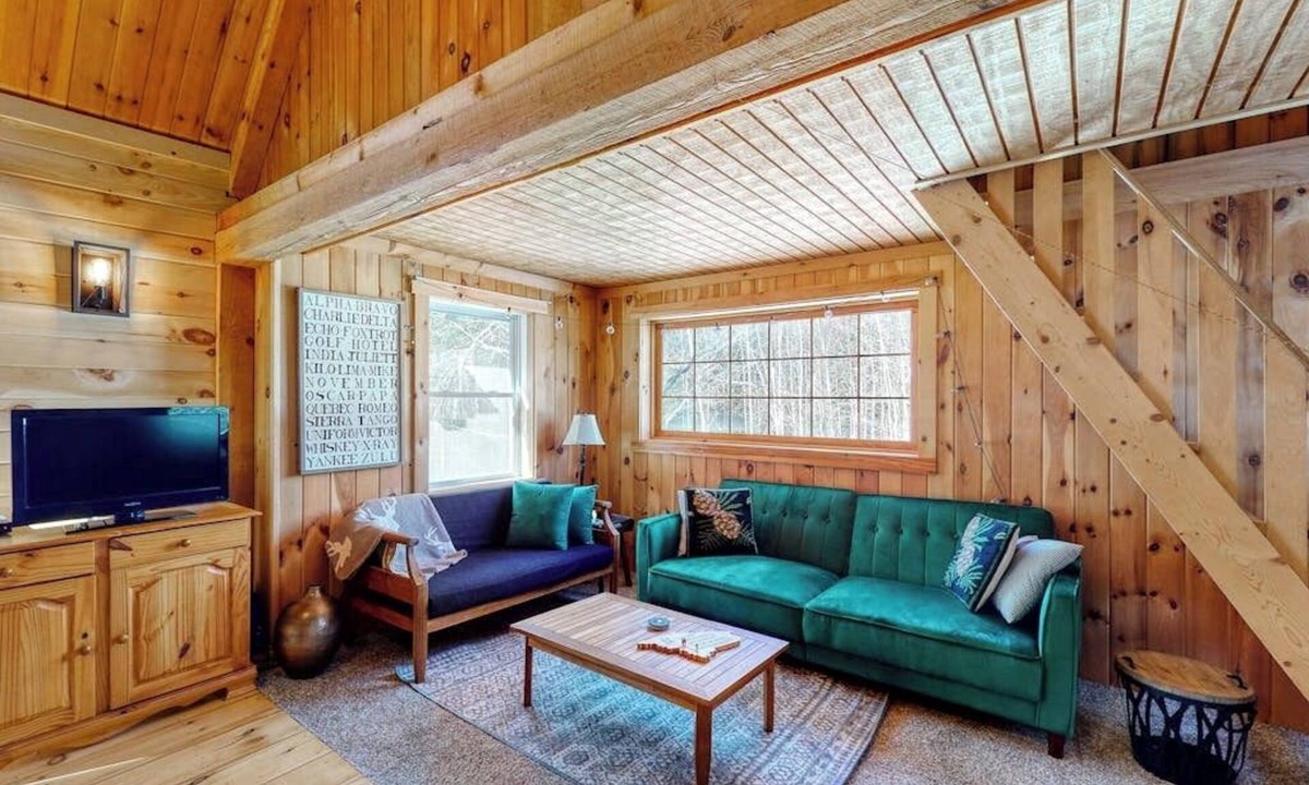 Greenville Cabin | Cozy woodsy Cabin w/a Deck, Firepit, Gas Grill, Free WiFi, & Full Kitchen
