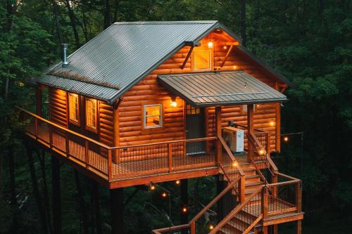 Millersburg House | Cricket Hill Treehouse B by Amish Country Lodging