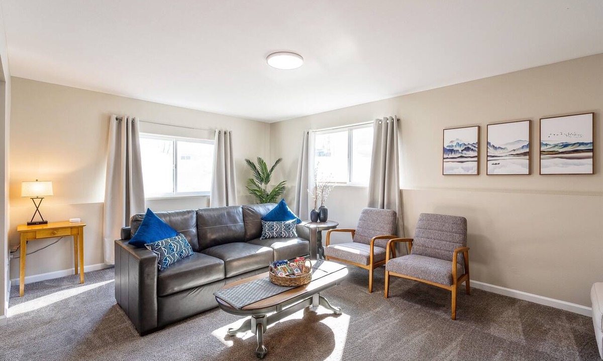 Bayshore - Klatt House | Cute & Close to Dining, Trails, Shopping, Airport! Perfect Anchorage location!