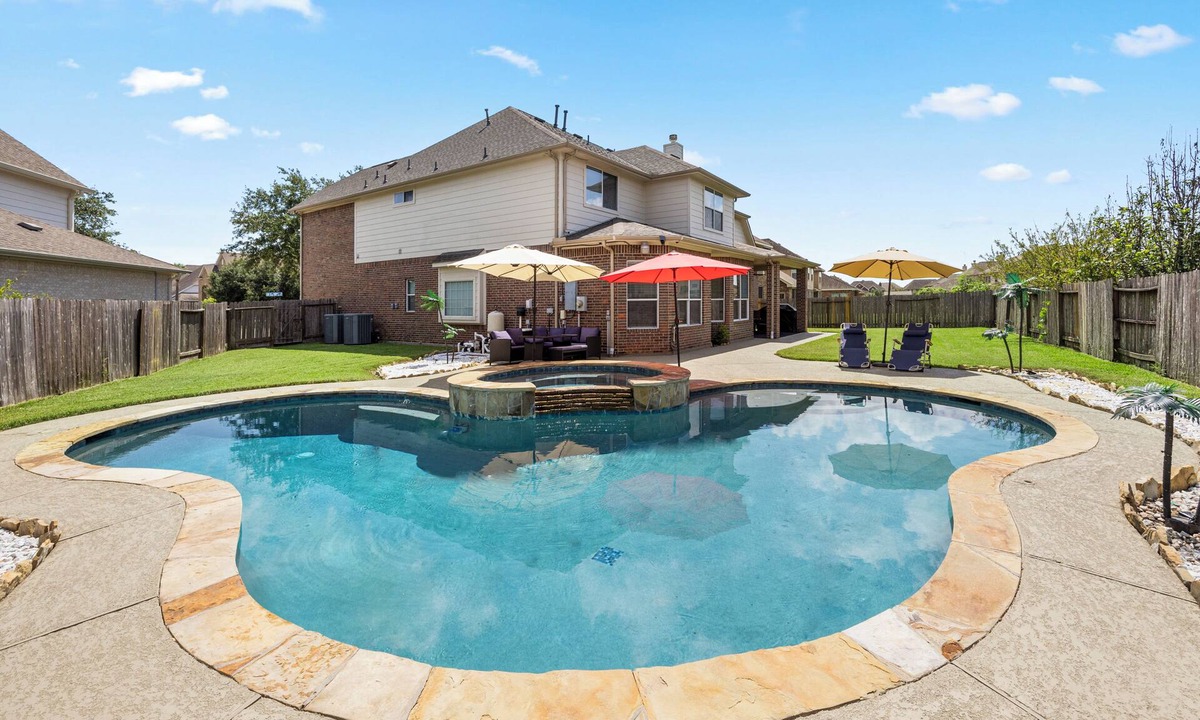 Houston House | Delightful 7-bedroom house with a heated pool and hot tub in Houston