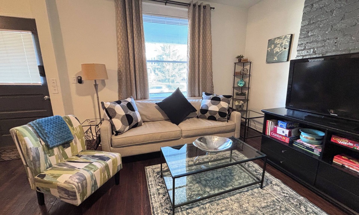 Columbia-Tusculum House | Delta Avenue Oasis: Cozy 2-bedroom, sleeps 5 close to everywhere in Cincinnati