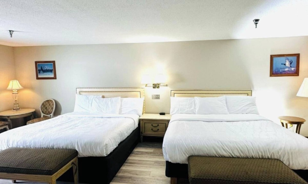 Presque Isle Hotel | Discover Relaxation and Spacious Comfort Close to Scenic Parks | 2 Units