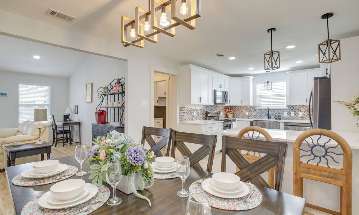 Conroe Cottage | Dog-friendly Home in The Woodlands w/Fenced Yard!