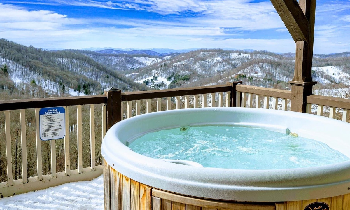 Wolf Laurel Ski Chalet | Dog Friendly Mountain Chalet w/3BR & Amazing Views! Sleeps 10!!