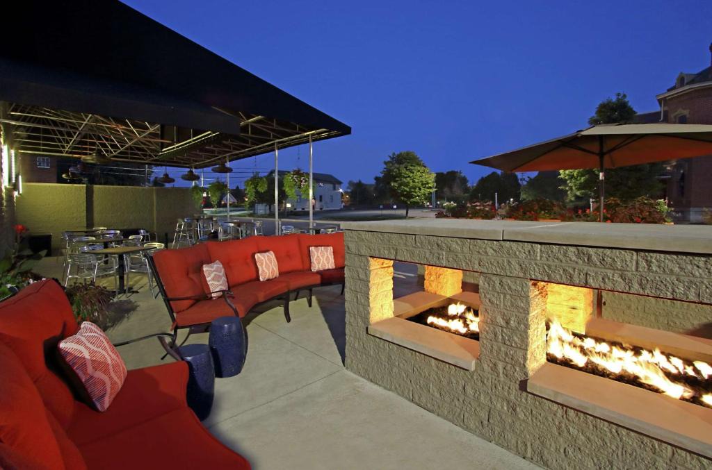 Newark Hotel | Doubletree by Hilton Newark