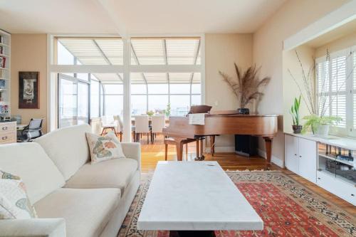 Buena Vista House | Dreamy 3-Story House : Sunroom + City Skyline View
