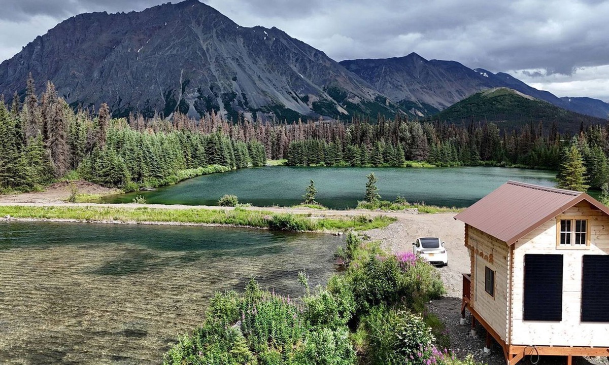 Denali Cabin | Eco-Friendly Lakefront Tiny House with Views of Panorama Mountain near Denali National Park