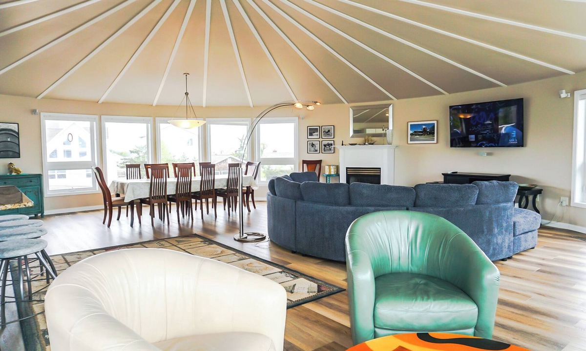 Broadkill Beach House | ENDLESS SUMMER ESCAPE - Unique Round Beach house 3BD, 2.5 BA - Sleeps 10 - Dog Friendly