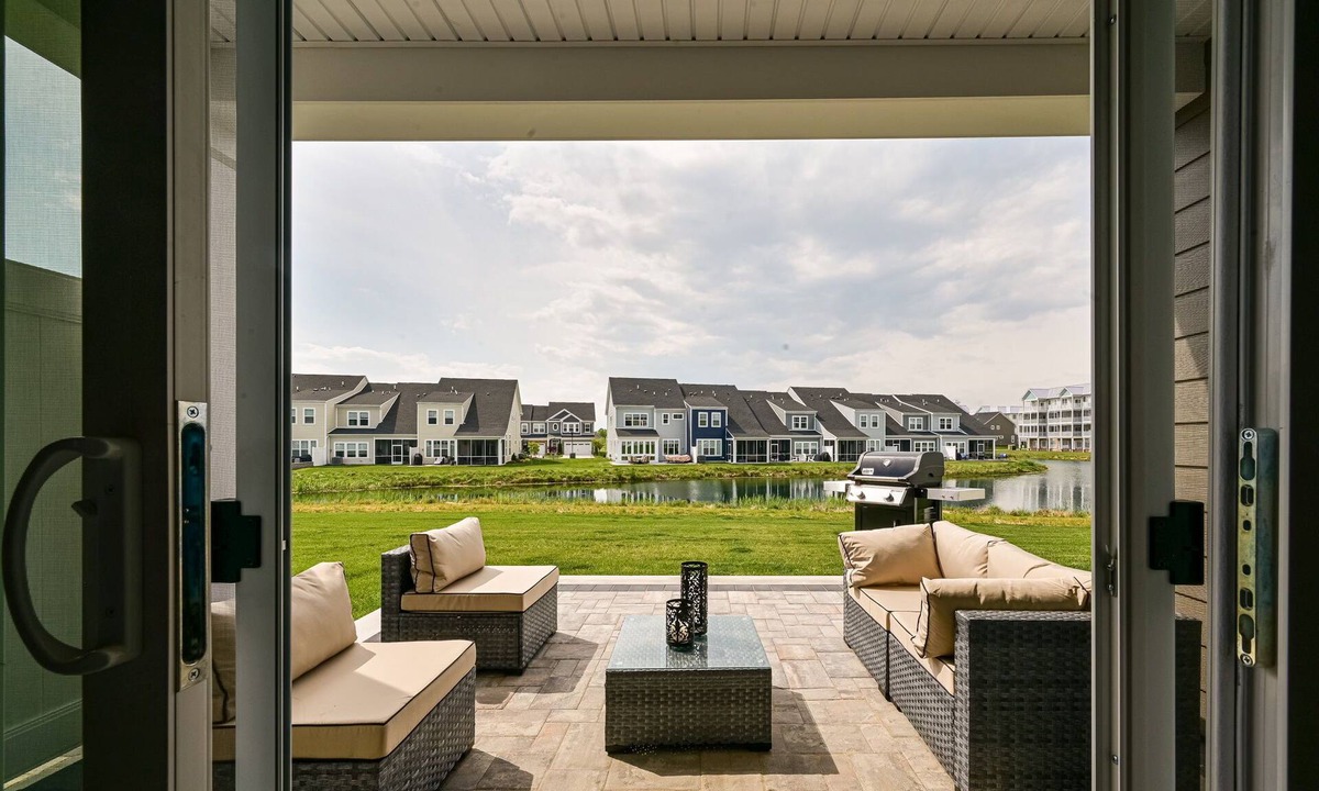 Long Neck House | Enjoy this new modern coastal 4BR/ 3.5 Bathroom townhome located at the Peninsula.