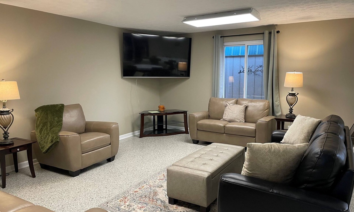 Oxford House | Enjoy this spacious 8-acre private 3 min drive to Miami University Property
