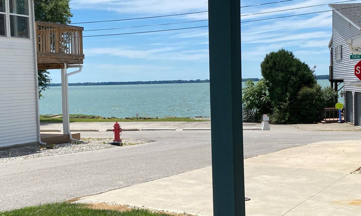 Celina Cottage | Excellent Lake View 2Bdrm Cottage in Small Neighborhood Near Shopping & Dining