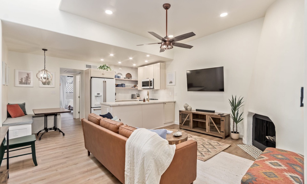 Arcadia Lite Condo | Exceptional community! Biltmore/Arcadia location. Impeccable! King Bed!
