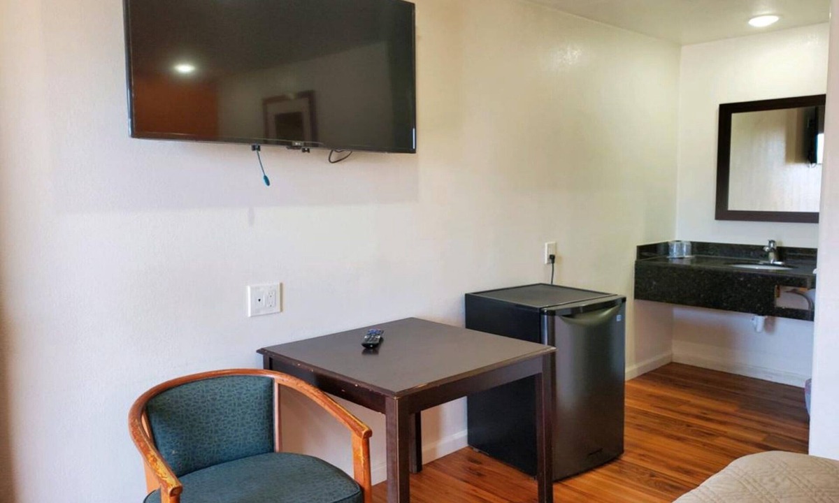 Oakland Hotel | Experience Affordable Comfort Near Oakland Zoo in Queen Room