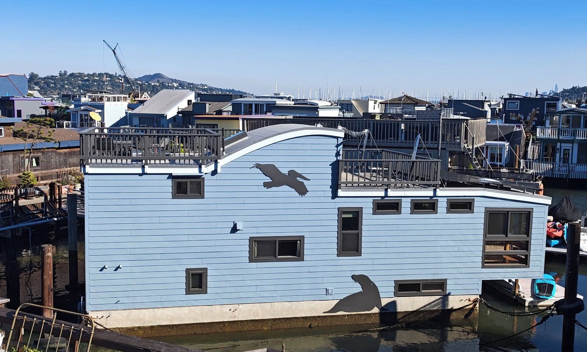 Marin City Boat Rental | Experience the unique floating home community of Sausalito!