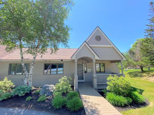 Carroll House | F14 Bretton Woods Condo along golf course short walk from Omni Mount Washington Hotel