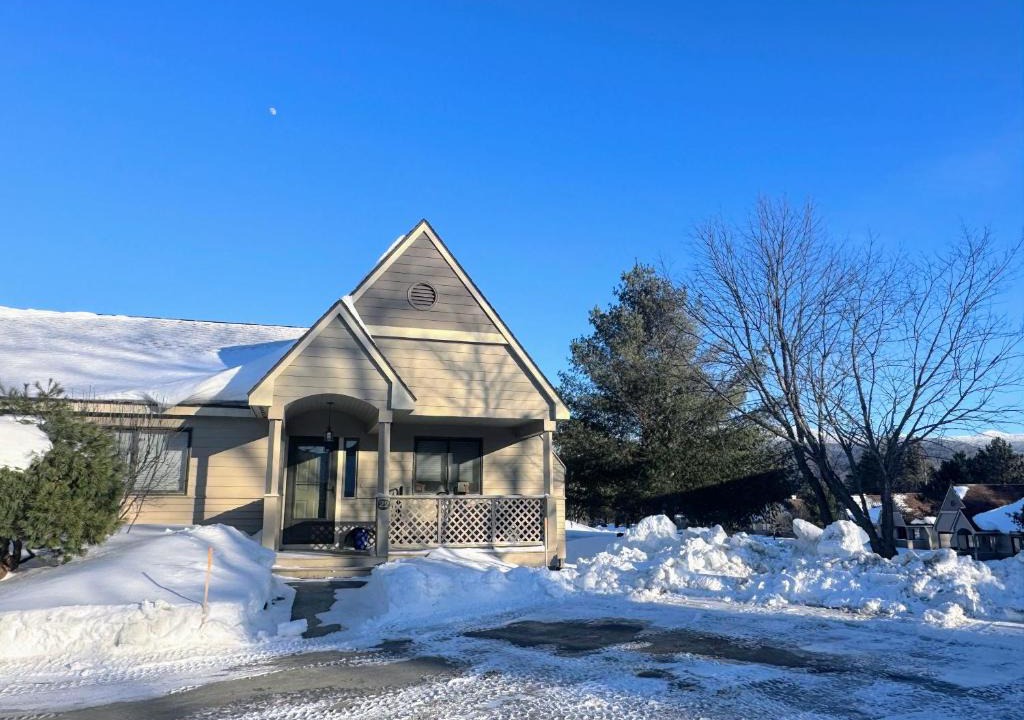 Carroll House | F22 Great location close to Bretton Woods Ski Area, Ice Castles, Mt Washington Hotel