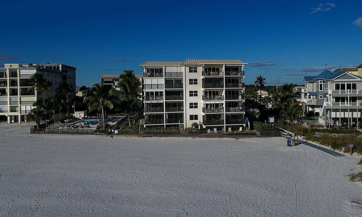 Fort Myers Beach Condo | Fabulous Views at this Beachfront Paradise Vacation Rental - Walk to Everywhere