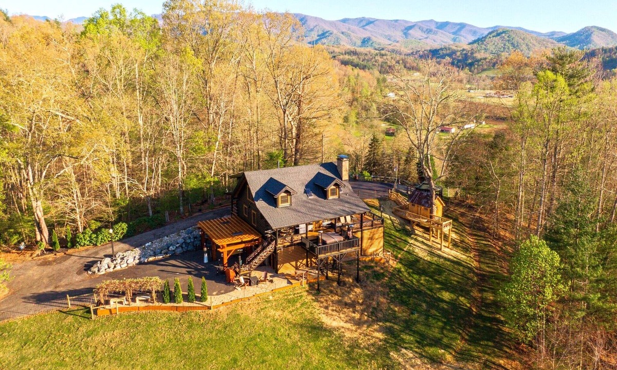 Burnsville Cabin | Fainting Goats! & Epic Views- Luxe Mountaintop Cabin near Asheville, NC