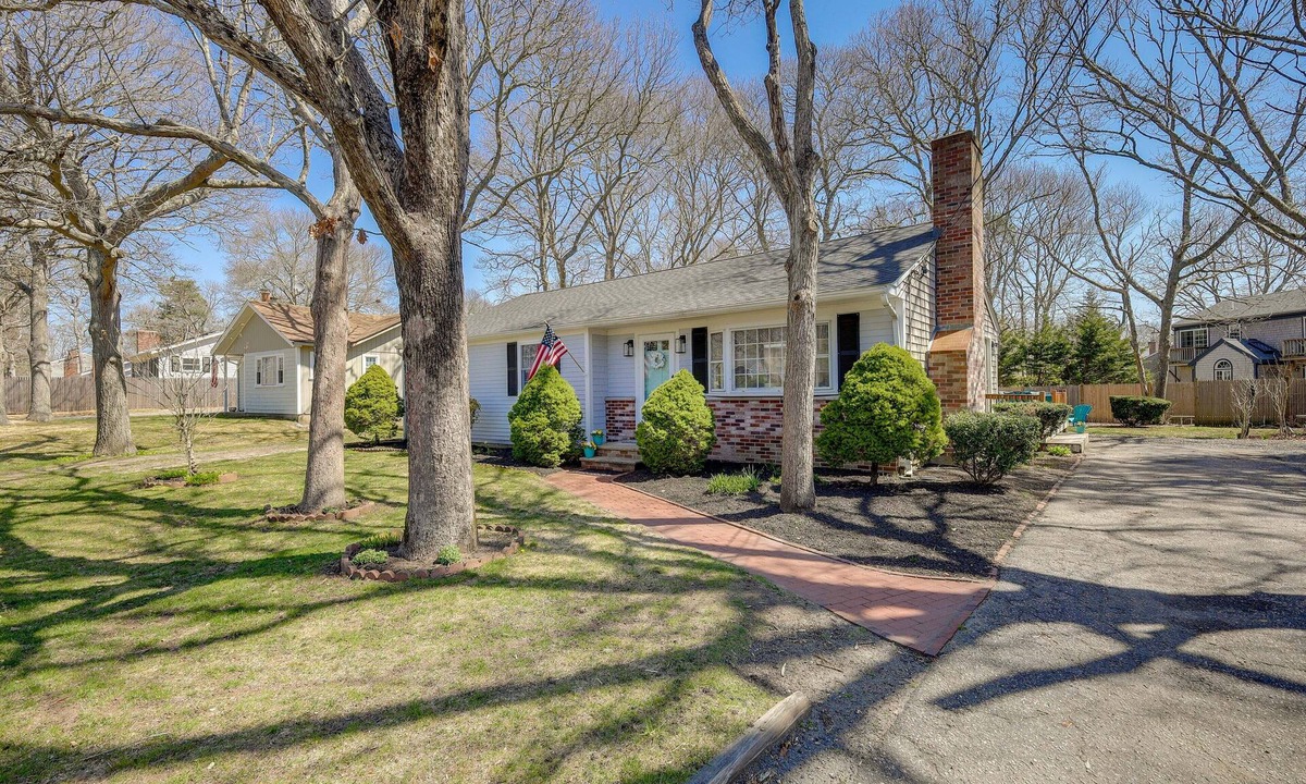 Hyannis House | Families Welcome! Home 2 Mi to Craigville Beach