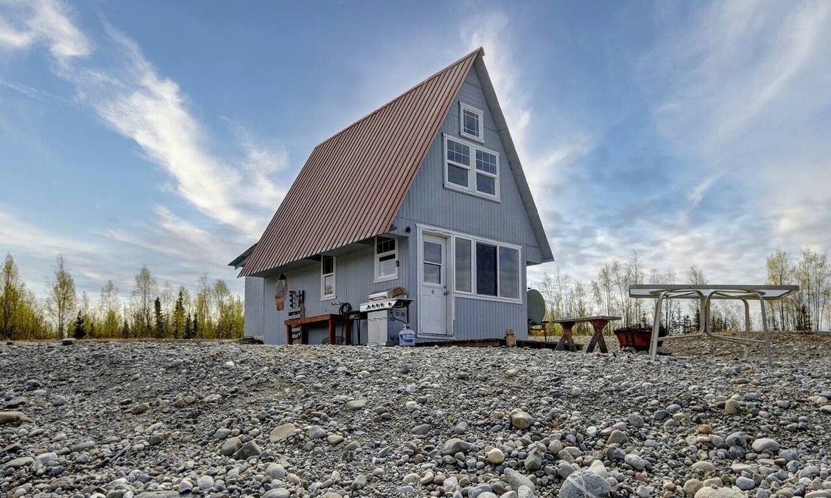 Houston House | Family Adventure Cabin With Lake View, Barn Animals, Kayak Rentals and Trails in Houston, Alaska