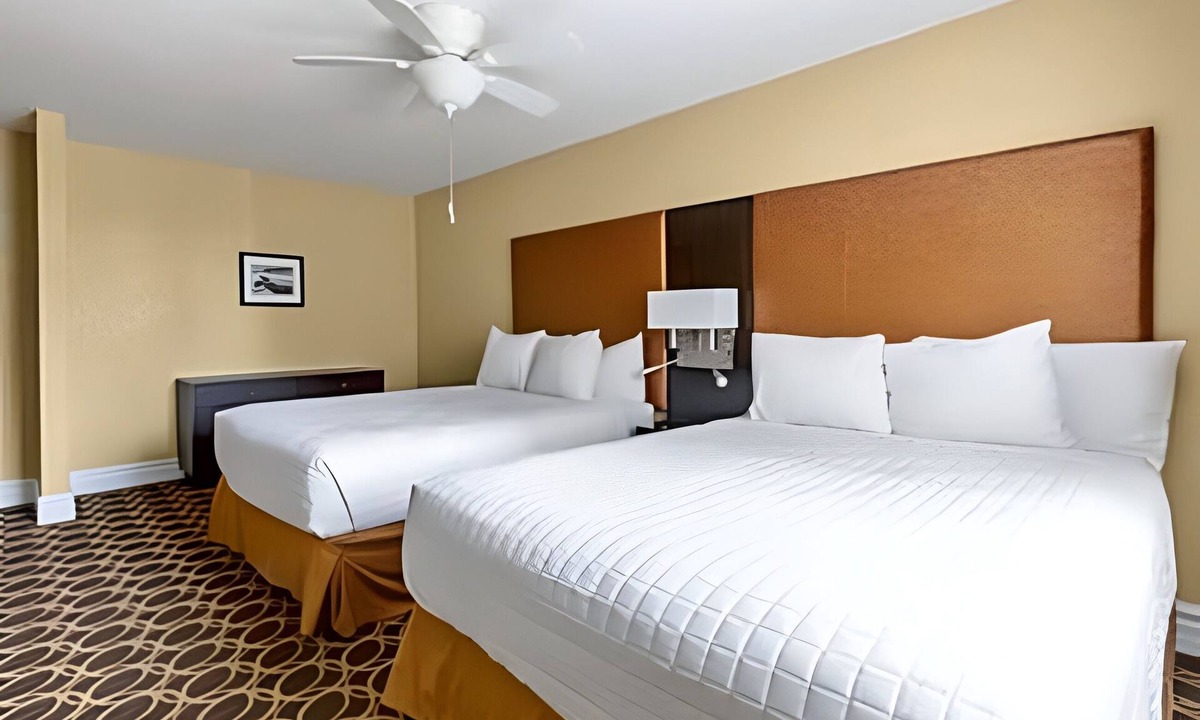 Corte Madera Hotel | Family-Friendly 2BR Suite | Near Bay Area Spots | Outdoor Pool | Free Parking