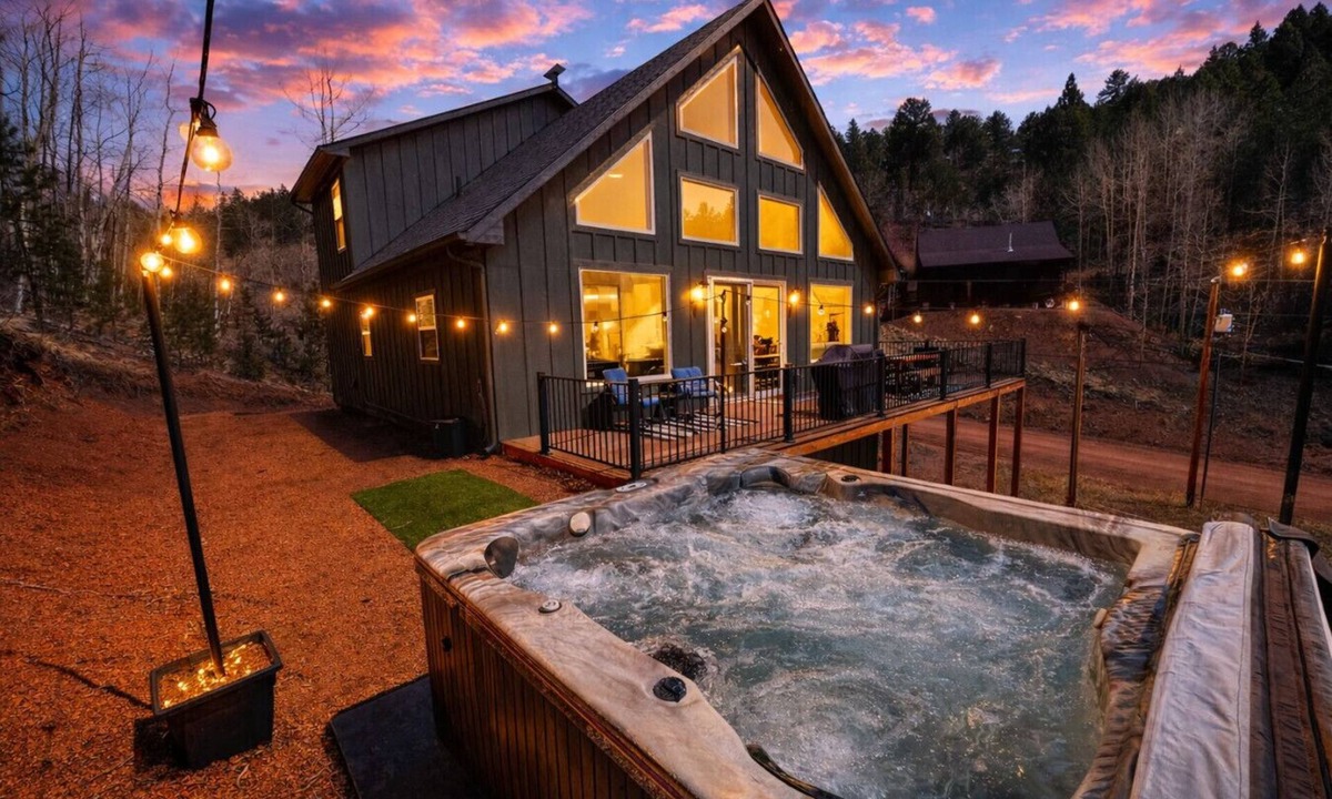 Rainbow Valley Cabin | Family-Friendly Mountain Escape | Hot Tub + Views