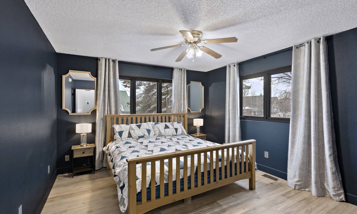 Bayshore - Klatt House | 🏔Family Friendly - Near Airport & Lake w/Mountain Views - No Chores